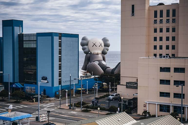 KAWSONEさんのインスタグラム写真 - (KAWSONEInstagram)「HOLIDAY, Virginia Beach, VA, USA –– APRIL , 2019 Photo: @rkrkrk #KAWS @arr.allrightsreserved @somethinginthewater #merrychristmas」12月25日 21時17分 - kaws