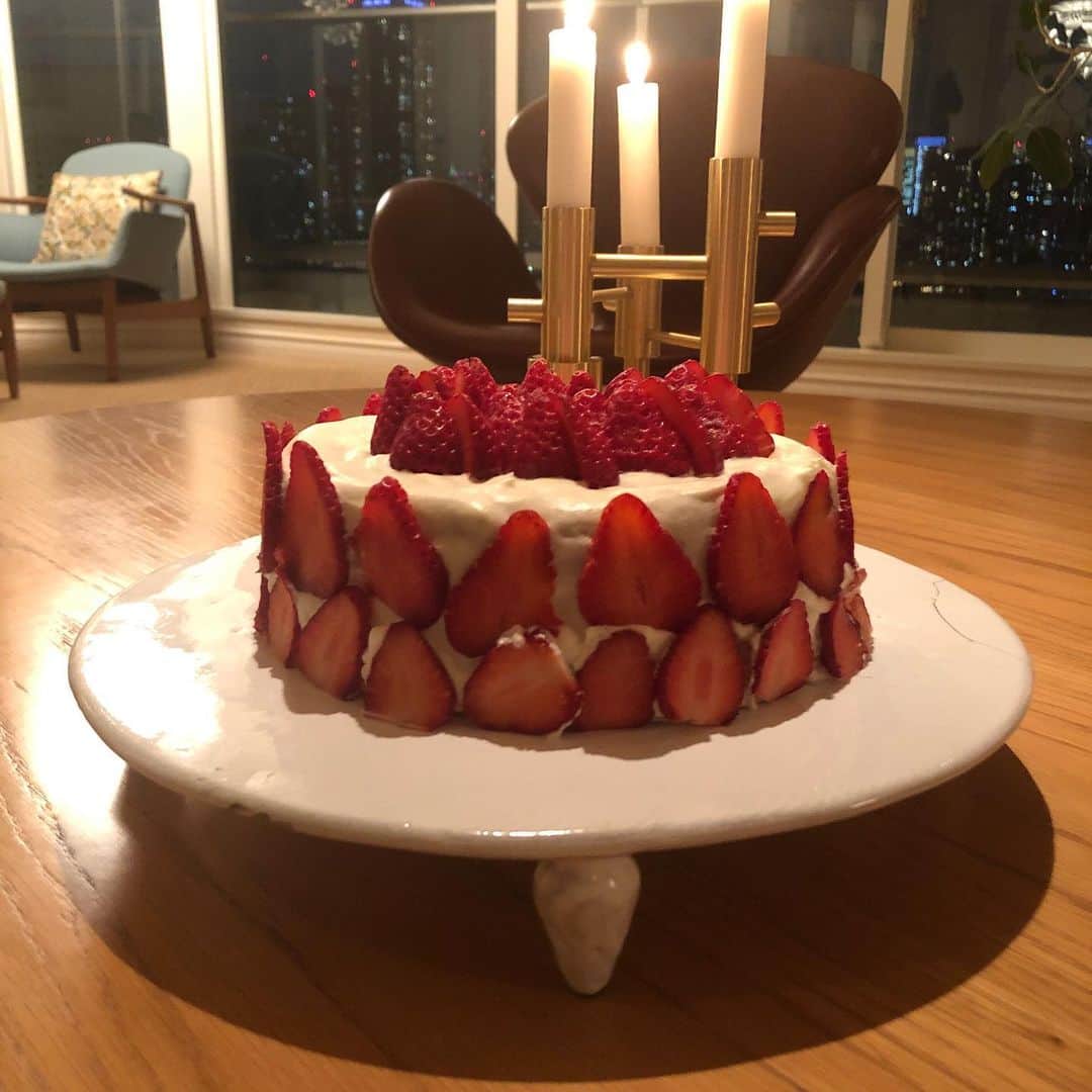 行正り香さんのインスタグラム写真 - (行正り香Instagram)「本日は、娘さんたちが本を見ながら、ケーキを焼いてくれました。本、書いて良かったあ。再現してもらえるのは、とても嬉しいです。Merry Christmas！#行正り香 #rikayukimasa #イチゴのショートケーキ#成長しました^ ^」12月25日 21時10分 - rikayukimasa