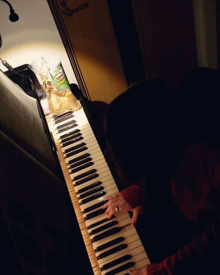 大久保裕太のインスタグラム：「. .“戦場のメリークリスマス　~ローストチキンとプリングルズを添えて~”. . #piano #pianoman #okbpiano #merrychristmas#goodnight  #kfc #chicken #pringles #坂本龍一 #ryuichisakamoto」