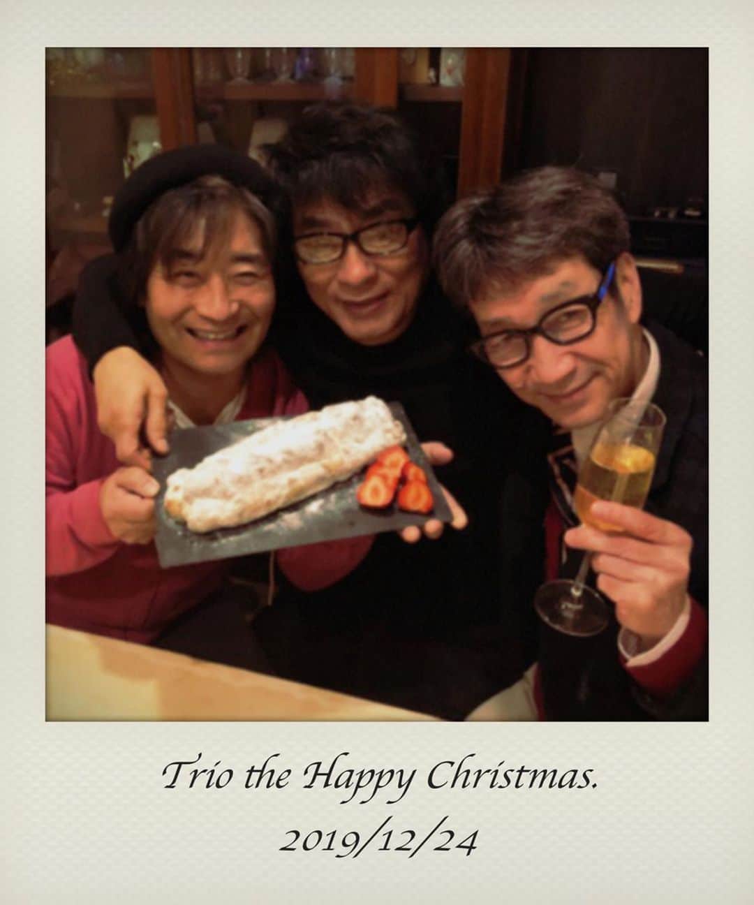 トムセン陽子さんのインスタグラム写真 - (トムセン陽子Instagram)「『父のシュトレンは、世界一。』﻿ ﻿ 父のシュトレンには日本全国にファンがいて、﻿ ﻿ クリスマスの時期は注文が殺到し、﻿ ﻿ 父はお店に泊まり込みで作り続けています。﻿ ﻿ 友人からも毎年、注文をもらったり、﻿ ﻿ いろんな方にプレゼントしたり、﻿ ﻿ 私の界隈では、なかなか有名なシュトレン。﻿ ﻿ 今回、Askaさんがイヴにクリスマスパーティーをご自宅でされる、﻿ しかもメンバーは大好きなスタレビの要さん、KANさんというのをブログで知って、﻿ 急いで父のシュトレンを送らせていただいたところ、﻿ ﻿ 大絶賛してくださいました。（Askaさんのブログ参照）﻿ ﻿ 娘の私にとっても、すごく思い入れのある父のシュトレンを、﻿ ﻿ こんな豪華なトリオに食べていただけて、﻿ ﻿ しかも「美味しすぎる！」と言っていただけて、﻿ ﻿ と〜っても嬉しかったです。﻿ ﻿ 父は私が中学の頃から﻿ ﻿ C&Aの大ファンなのをもちろん知っていて、﻿ ﻿ 時には一緒にライブビデオを観たりして・・・﻿ ﻿ つい先日も神戸に帰った時に﻿ ﻿ 「YAH YAH YAH」の映像を観せたら、﻿ ﻿ （以下、片言の日本語で）﻿ 「ヤッパリ、スゴスギルワ、コノヒトタチ。スバラシイ、ニホンデイチバンノアーティストダ。」﻿ と言っていました。﻿ ﻿ 今日神戸に戻りました。﻿ さっそくAskaさんからいただいたこの写真を見せたら、陽気なドイツ人、涙を浮かべて喜びました。﻿ ﻿ 最高のクリスマス。﻿ ﻿ すべての出来事に、感謝。﻿ ﻿ #許可をいただきましたので掲載﻿ #特別で最高な3人組﻿ #aska さん﻿ #根本要 さん﻿ #KAN さん﻿」12月25日 21時11分 - yokothomsen