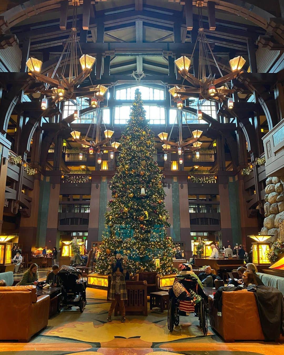 tiahy__のインスタグラム：「Disney’s Grand Californian Hotel & Spa🎄. . . . 大好きな大好きなこのHotel. . . 今回もここに泊まって本当に良かった♡. . . . パークに直結していて、何度もお部屋に戻って休めるし、 ルームサービスもとても美味しい. . . お部屋にはチップとデールがところどころにいて、私はこの落ち着いた雰囲気がとっても大好きです. . . . taiちゃんがお熱出してしまった時も、身体を冷やすものや、軽食と飲み物をキャストさん支払いでサービスしてくださったのにはすごく感動しました. 対応してくださったキャストさん皆んないい方ばかりだった . . . . . 本当にこのホテルにしてよかったね♡ 次もまたここにしようね♡. . . . 最後はこのホテルとバイバイしたくなくて、泣き出してしまうtaiちゃん. . . ママももらい泣きしてしまいそうでした. . それくらい本当に本当に大好きなHotel. . . Thank you so much. . .  May you enjoy the special moments of the Christmas Season! . #disneysgrandcalifornianhotel」