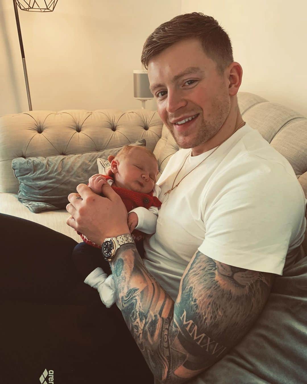 アダム・ピーティのインスタグラム：「Merry Christmas everyone 🙏🏼 Welcoming another niece into the world 🖤」