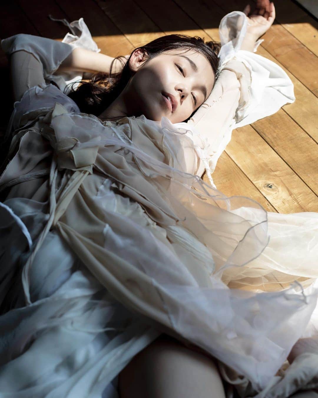 ARAKI SHIROのインスタグラム：「work is done now.. . . . ph @ume_enity  md @kana_kuraki  costume by me . . . . #ARAKISHIRO#FUKUOKA#portrait#portraitphotography#photography#costume#costumedesign#fashion#fashionphotography#couture#hautecouture#contemporaryart#darkbeauty#model#pr0ject_soul#pr0ject_uno#humanedge#theportraitpr0ject#portraitmood#sombrebeiegs#sombresociety#_bodyart_#福岡#ポートレート#モデル#衣装#コスチューム#ドレス#アラキシロウ」