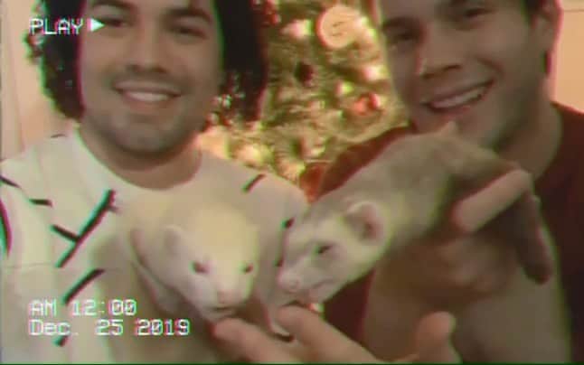 サム・アウヴェスのインスタグラム：「We want to wish you all a very Merry Christmas! We come together with family and friends, decorate our homes and buy gifts as a tradition over the years. But the true meaning has to always be remembered: The Birth of our Lord and Savior! Merry Christmas everyone and a joyful time with all those you love! #MerryChristmas #FelizNavidad #FelizNatal #JoyeuxNoel #ferretstagram」