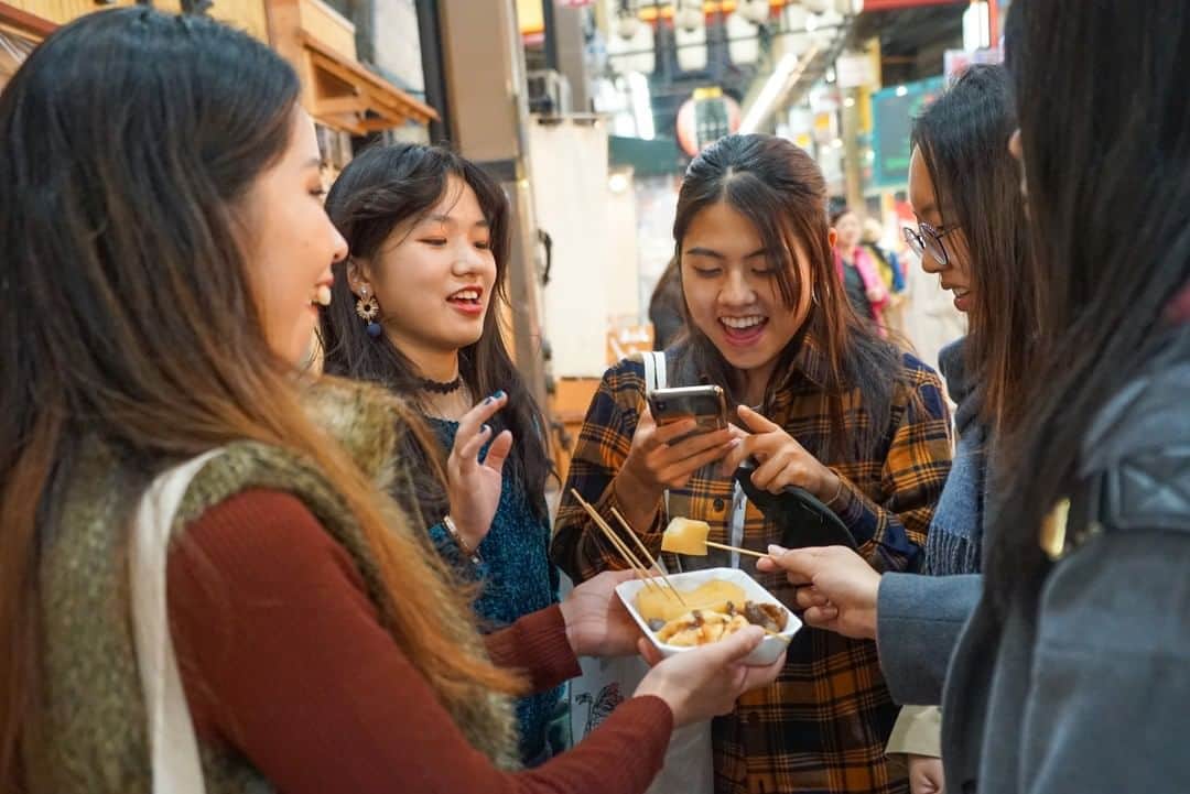 MagicalTripのインスタグラム：「Hello! This is Magical Trip @magicaltripcom. Let us introduce the experiences we are offering in Japan 🇯🇵 Did you check our last post about “Osaka Local Foodie Tour”? Today, we will introduce another tour we are offering in Osaka. * * 【Kuromon Market Tour】  So, what is Kuromon Market? Let’s hear the voice from Natsumi, the co-creator of this tour! * * “Kuromon Market has been playing an important role for thriving Osaka as the "Kitchen of the Nation" for a long time. Most shops in Kuromon Market has been there for decades and most of them are family owned businesses which makes it look different from the modern shopping malls. The place is famous for offering street foods for the people in Osaka. Of course, as time goes by, there are several things that were changed, but the food and the people who sells them always have the warm heart to serve their customers and that's why the place is loved by so many people. One of the reasons why we designed this tour was not only because we wanted you to see Kuromon Market, but also to create the opportunity to interact with the warm culture that's there.” * * What are we going to do on this experience? ① Try authentic local foods loved by Osaka locals. ② Learn about the place and culture from locals. ③ Feel the warm-hearted culture through the interaction with the locals.  If you are interested, please check out the tour from the link in the bio! @magicaltripcom  #magicaltrip #magicaltripcom #magicaltripjapan #kuromon #kuromonmarket #kuromonichiba #kuromonichibamarket #kuromonmarketosaka #kuromonmarket🐠 #japantravel #japantrip #japantours #osakatrip #osakatravel #osakatours #osakanight #osakanightlife #osakanightout #osakafood #takoyaki #okonomiyaki #kushikatsu #dotonbori #shinsekai #namba #osakacastle #osakafoodie #osakaeats #osakagourmet #osakastreet」