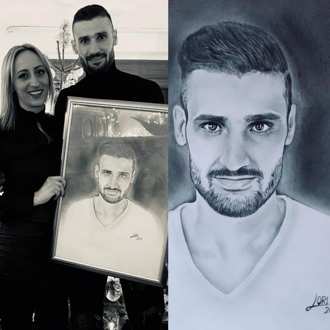 ダニエル・カリジュリのインスタグラム：「Was ein schönes,selbstgezeichnetes Geschenk von meiner Cousine ☺️🎁 @lori_caligiuri  wenn Du auch Interesse an einem Wunschportrait hast, dann melde Dich bei Ihr. Sie wird sich freuen!💪🏻」