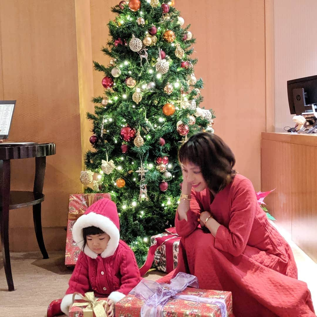 三喜本惠美さんのインスタグラム写真 - (三喜本惠美Instagram)「・ Happy merry christmas🎂 バタバタな1日でしたが どうにか家族でフルコース美味しく食べて お腹も心も幸せいっぱい🎅 素敵なクリスマスを🎄🎄🎄 #クリスマス#クリスマスディナー#クリスマスコーデ#クリスマスキッズ#家族でクリスマス#2歳クリスマス」12月25日 21時32分 - megumi_mikimoto