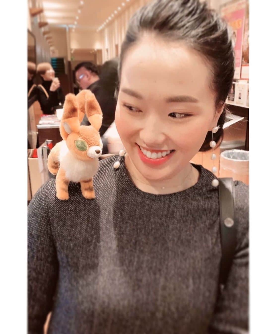 千紗れいなさんのインスタグラム写真 - (千紗れいなInstagram)「風の谷のナウシカ🌵🌵🌵 千秋楽、おめでとうございます✨ . . とにかく凄かった🤩🤩🤩 ジブリの世界観を残しつつ、ちゃんと歌舞伎になっていて、 圧巻の舞台でした☺️🦠✨ . . テトもちゃんといました❤️ 怖くない、怖くない…🐿 . . . ともさん　@tomo1206  有難うございました❤️ . . . #歌舞伎　#kabuki #新橋演舞場  #風の谷のナウシカ #好きな場面 は　 #王蟲培養所 の場面🐛の #水 を使った　 #ユパ 様 #尾上松也 さんと #アスベル  #尾上右近 さんの #立ち回り が #圧巻 🤩✨ #オーマの精 #尾上右近 さんと #墓の主の精 #中村歌昇 さんの #毛ぶり も #素晴らしい 👏 #ナウシカ #尾上菊之助 さんと #オーマの精 の最後も #素敵 #クシャナ の#中村七之助 さんが #美しすぎる 👸 #道化 #中村種之助 さんの #狂言回し も 好き✨ #ケンケン さん🌈 #貴重なチケット 有難うございました😭✨」12月25日 21時32分 - mari_i64