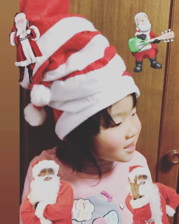 有坂美香のインスタグラム：「#ツルピカタマゴちゃん  いっぱいのサンタさんだよ🎅🤶🤶🤶」