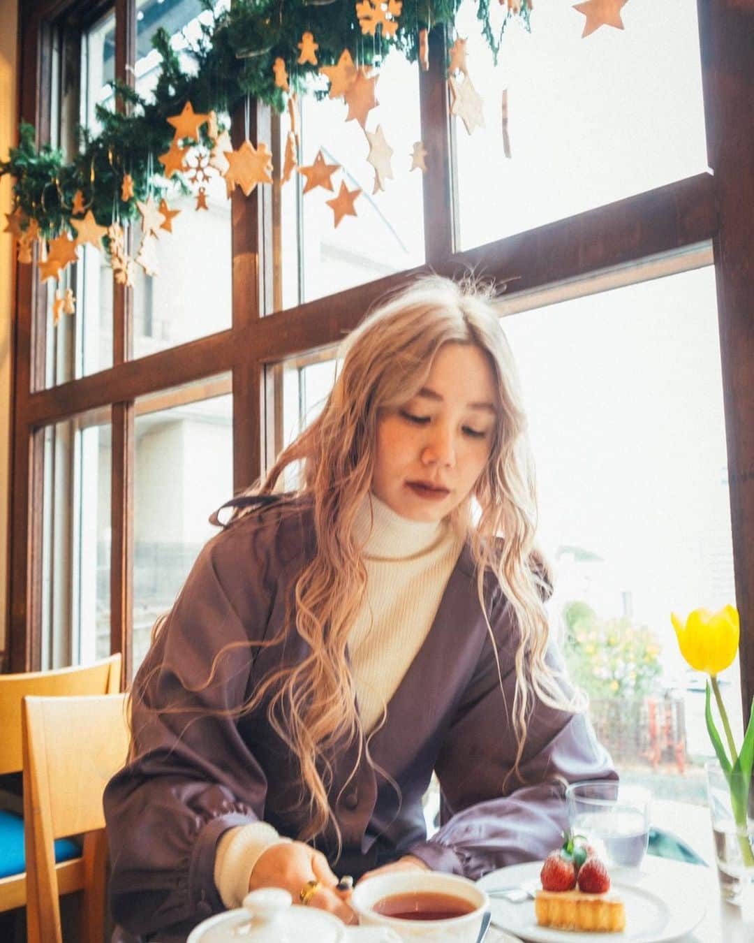 のインスタグラム：「. . 🎄メリークリスマス🎄 ❤️❤️❤️ . @hitominomura さんカメラ📸 @miyoshikaori さんヘアメイク💄 で　@marte_vintage の撮影をして 合間にお茶した時の🎄❤️ みんなでちょっとずつ イチゴのタルトをつつきました🍓 クッキーのオーナメントが 可愛いねぇ🍪❤️ . 素敵な夜を🌕🎄 . . (このリップしてるとよく聞かれるので先に書きます、 GUCCIのブラウン106番💄) . . #marte #merrychristmas」