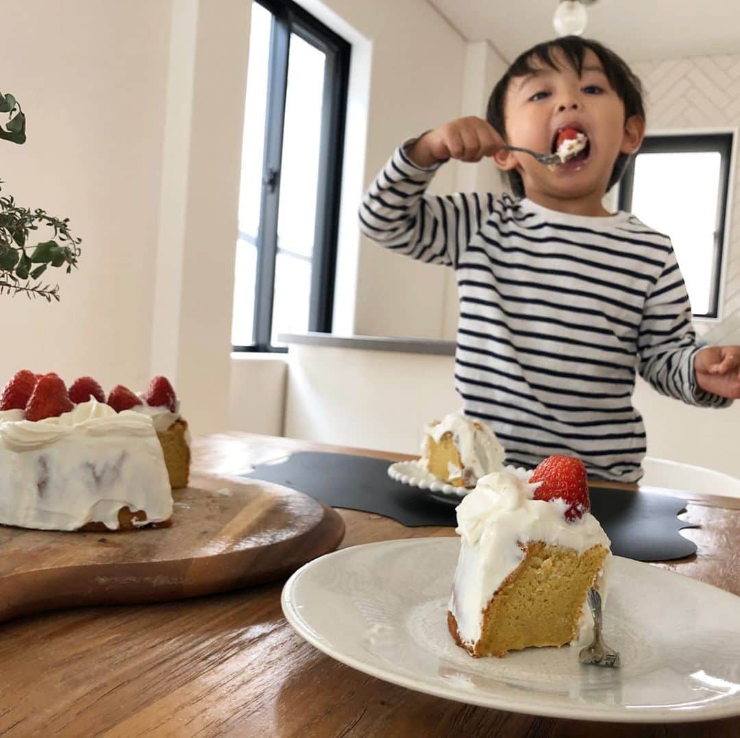 川島令美のインスタグラム：「クリスマスは子供とケーキ作り🍰 小麦NGなので米粉のシフォンを作って土台にして😊 #小麦アレルギー #米粉スイーツ #クリームはヨーグルト  #米粉 は #こめの香 #2歳11ヶ月 #お料理男子」