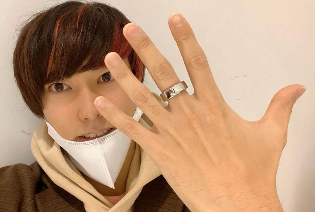 ないとーのインスタグラム：「人生初の指輪が届いたー！この指輪の詳細はまた動画で！！」