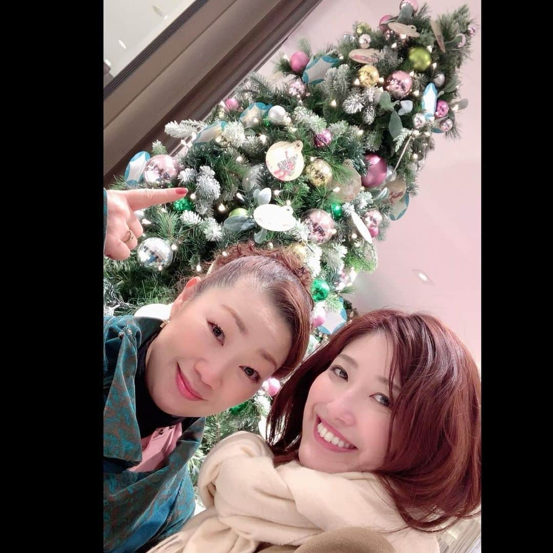 彩花まりさんのインスタグラム写真 - (彩花まりInstagram)「. クリスマス３連発🎄 季節を感じたくて 色んな方とクリスマスを 追いかけた日々の記録📷 . １年でいちばん好きなこの季節 めいっぱい楽しみました☺️ . . #朝央れん #荒木里佳 さん #ディズニー #夢の海 #クリスマスマーケット #やっぱり夜が好き #イルミネーション綺麗でしたねー！#ストーリーにも写真載せますね☺️」12月25日 21時42分 - _mari_ayaka