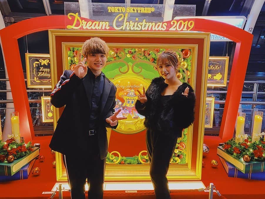 まるりとりゅうがのインスタグラム：「. 🎅メリークリスマス🎄  2019年ラストライブでした！  東京スカイツリーの展望デッキで、 とても素敵な空間で歌わせていただきました🥰  お越しいただいた皆さん、 ありがとうございました🎶  #まるりとりゅうが #MaRuRi #Ryuga #東京スカイツリー  #クリスマスラブソングライブ」