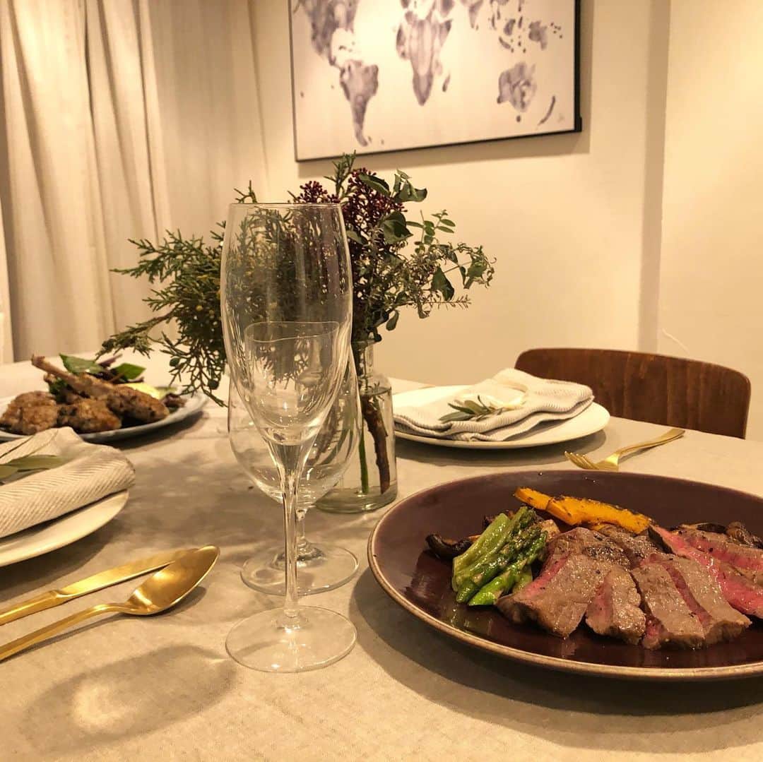 川島令美のインスタグラム：「気が付けば…久しぶりの投稿になっていました💦Xmas🌲イブは家族でゆっくり🎅 日中は病院（のほぼ待ち時間）で一日過ごしていたので、あわてて帰宅後、牛ステーキ以外は、お値打ちだったラムチョップを香草焼きにしたり冷蔵庫の残り物マッシュルームでスープ。パンは送って頂いたおにしさんの米粉パン♪ うちは基本、日々手作り米粉パンなので（買いに行くの少し遠出ゆえ）、切らしてた！という時にもほんと助かってます⭐️ 息子もお気に入りだし、ありがとうございます♪ そしてクリスマスは、我が家にもサンタやって来てくれました♪ #クリスマスイブ #おにしの米粉パン」