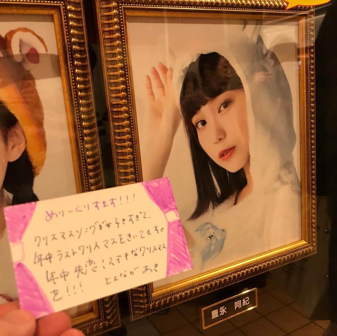 渡邉敬大のインスタグラム：「あ、あ、あきちゃん…😭 @aki_t_official . 2019.12.21 HKT48 TeamH 『RESET』 ちょっぴり早いクリスマス公演 . キュートでエネルギッシュ！ . 頭の『RESET』からエネルギーフルスロットル！ アイドルとしてのキュートさはもちろん、 『毒蜘蛛』『夢の鐘』で魅せる大人っぽさに 度肝を抜かれました。 . クリスマス直前ということで披露された 『とっておきクリスマス』 サンタかわいすぎました…🤶 . 最後の『引っ越しました』は切なすぎる…😢✨ . 最後はクリスマスカードが配布されましたが、 なんと推しメンの #豊永阿紀 ちゃんの直筆カード！😭 「年中失恋！」という言葉に阿紀ちゃんらしさが凝縮されているなあ、と…。 . チームH、最高かよ！！ . . . #HKT48 #TeamH #RESET #西鉄ホール #豊永阿紀 #いなかったけど #栗山梨奈 #くりな #大分放送 #アナウンサー #渡辺敬大」