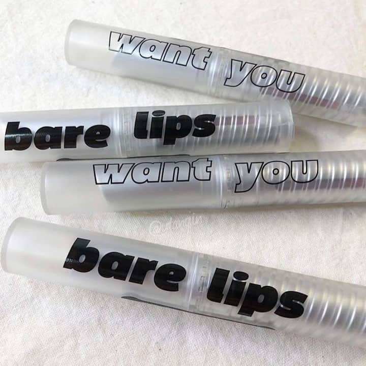 ハルハルさんのインスタグラム写真 - (ハルハルInstagram)「うるおいたっぷり♡冬にぴったりな I’M MEME(アイムミミ)の「bare lips」 ‌ ‌ あんにょーん！ハルハル編集部のAKIです🍒 ‌ ‌ 今日は、思わずパケ買いしたくなるような可愛さ♡ I’M MEMEから新作リップバームが出たので紹介していきます！ ‌ ‌ ‌ ‌ 〈I’M MEME ：　bare lips〉 ‌ ‌ ■カラー ‌ カラー展開は全部で４種類！ ‌ 001 RUDDY 血色を引き立たせるチェリーレッド ‌ 002 NUTTY 清楚な魅力のコーラル ‌ 003MURKY ビンテージムードのローズピンク ‌ 004GRABBY 洗練されたプラムベリー ‌ ‌ ‌ 韓国では珍しいナチュラルな発色。 リップバームだけどしっかり色が付き、保湿もしてくれる優秀アイテム💋 ‌ ‌ ■価格 12,000ウォン(約1,200円) ‌ ‌ ‌ マットリップが苦手な人、 唇の乾燥が気になる人やナチュラルなメイクが好きな人におすすめです！ ‌ 学校メイクにも使えそうだよね♡ ‌ ‌ しっとりしててべたつきがなくて潤うリップバーム。 一度塗りだと自然な発色で重ね塗りすると濃く発色するよ！ ‌ 他の色と重ねて付けるのもおススメ◎ ‌ ‌ ‌ ‌ 今の時期にぴったりなI’M MEMEの「bare lips」 みんなも是非checkしてみてね～✓ ‌ ‌ ‌ ‌ DMがなかなか返せないので、質問はコメントからお願いします♡ ‌ ‌ ‌ ‌ ‌ ‌ ‌ ---------------------------- ‌ 今回の可愛いお写真は、 以下の方からお借りしています♡ ‌ Thanks for… ‌ @utangjin 님 @no___one.x 님 ‌ #ハルスタ や #ハルハル をタグ付けしていただくと、 ハルハルの記事やInstagramに投稿させていただく場合がございます #하루스타 #하루하루 를 태그 하시면 하루하루의 기사와 인스타그램에서 사용할 가능성이 있습니다 ‌ ‌ ---------------------------- ‌ ‌ ‌ ‌ ‌ #韓国 #韓国好きな人と繋がりたい #コスメ #韓国コスメ #メイク #リップ #ティント #リップバーム #冬コスメ #IMMEME #アイムミミ #아임미미 #베어립스 #コスメレポ #kbeauty #スウォッチ #립밤 #립스틱」12月25日 22時00分 - haruharu_furyu