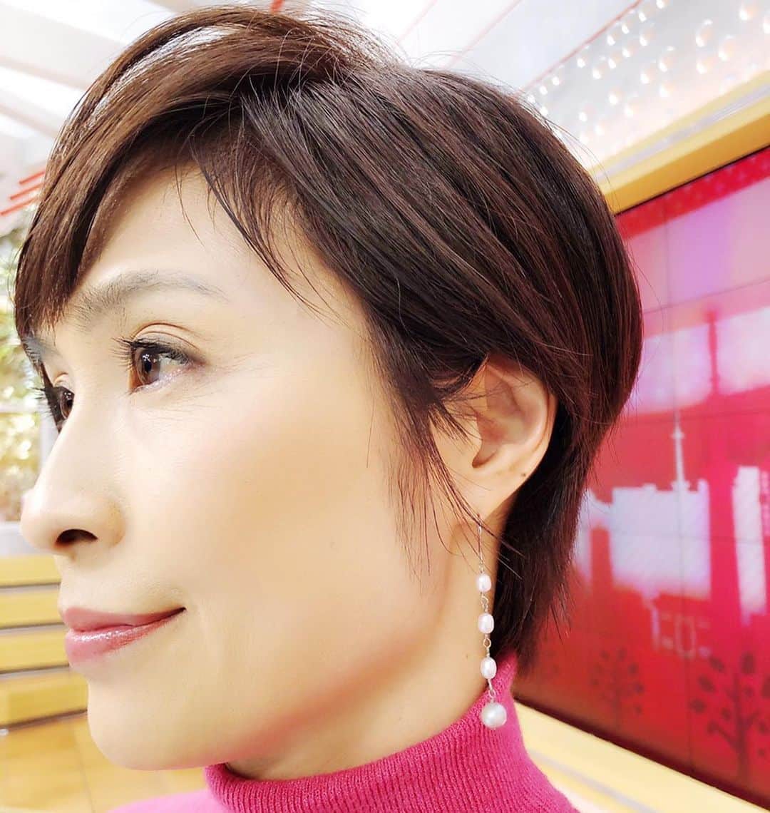 今村涼子さんのインスタグラム写真 - (今村涼子Instagram)「#衣装　#タルボット　 パッと明るいピンクとグレーの組み合わせ好きです。プリーツスカートも形が綺麗です。 #ピアス#fleuressense ピアスは不揃いのパールが可愛いです。 #633ドラえもん天気 #スーパーJチャンネル」12月25日 22時01分 - ryoko.imamu