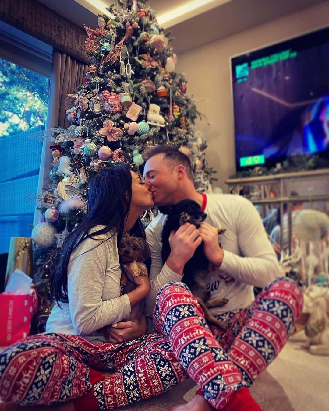 Jessica Wrightさんのインスタグラム写真 - (Jessica WrightInstagram)「Merry Christmas from us to you 🎄❤️💫🎁 (he’s gonna kill me for posting this 😆) and yes I made him wear the pyjamas this morning. Thinking of everyone today who is alone or has lost family. Christmas is about being with the ones you love. Have a great day  everyone🎄🍾」12月25日 21時57分 - jesswright77