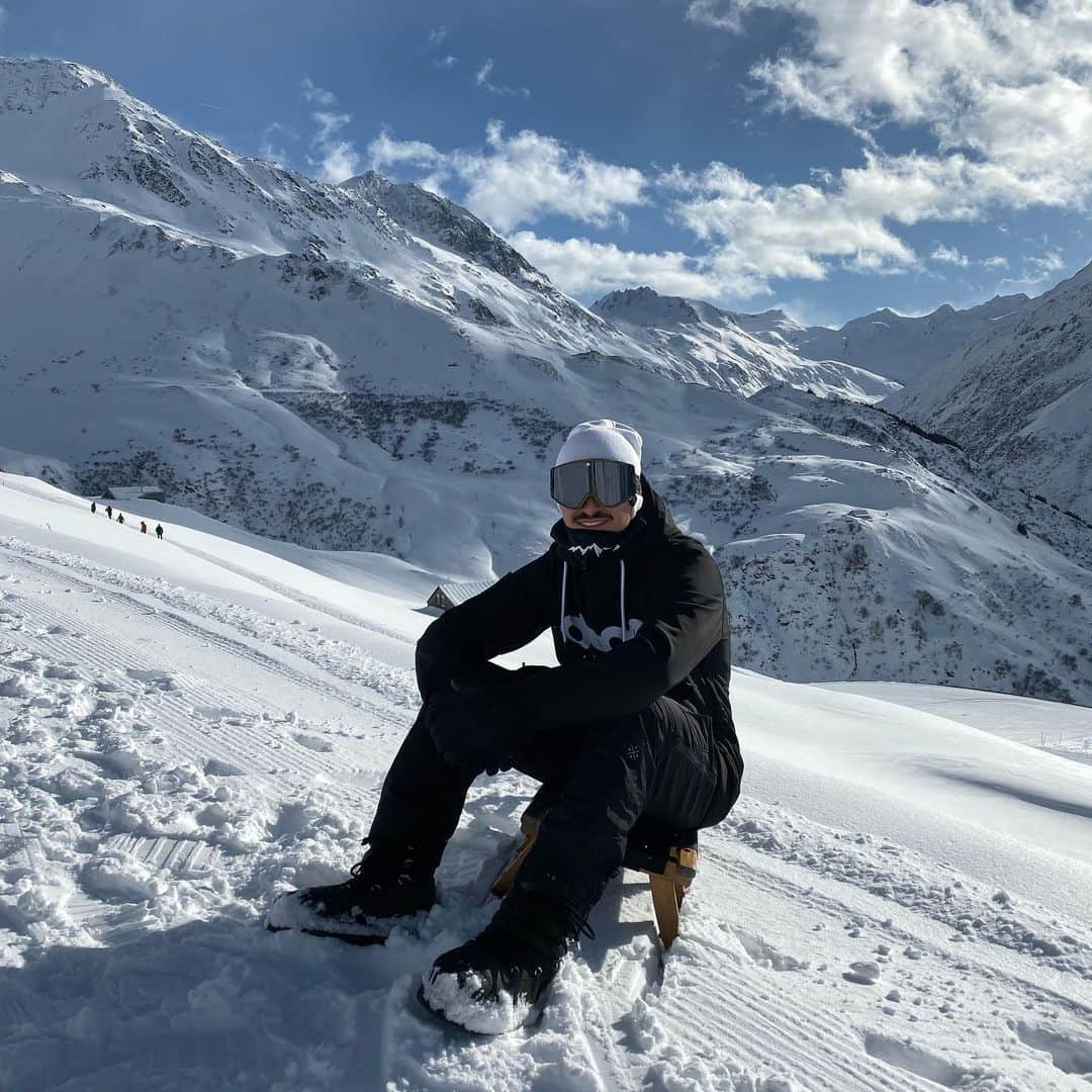 コライ・ギュンターさんのインスタグラム写真 - (コライ・ギュンターInstagram)「Good time in Switzerland 🇨🇭 nice views and great place to recharge energy’s for the upcoming challenges ! #switzerland #andermatt #winterwonderland #blessed」12月25日 21時59分 - korayguenter