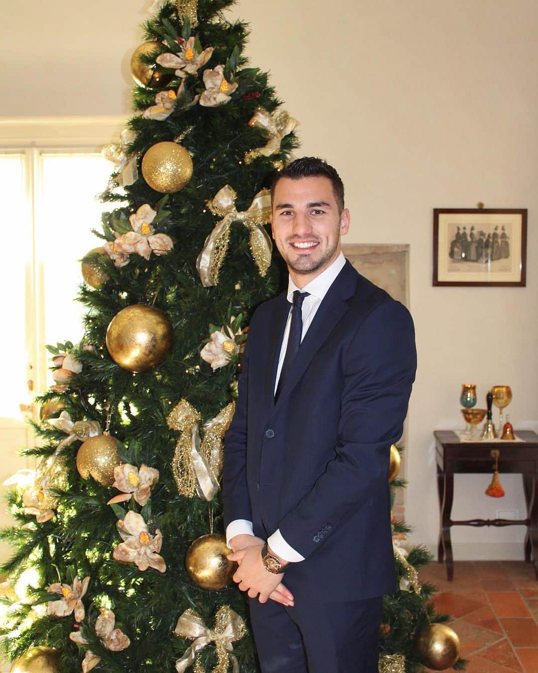 フェデリコ・ボナッツォーリのインスタグラム：「Che sia un giorno pieno di gioia e felicità ! Tanti auguri di Buon Natale a tutti! 🎅🏻🎄🎁」