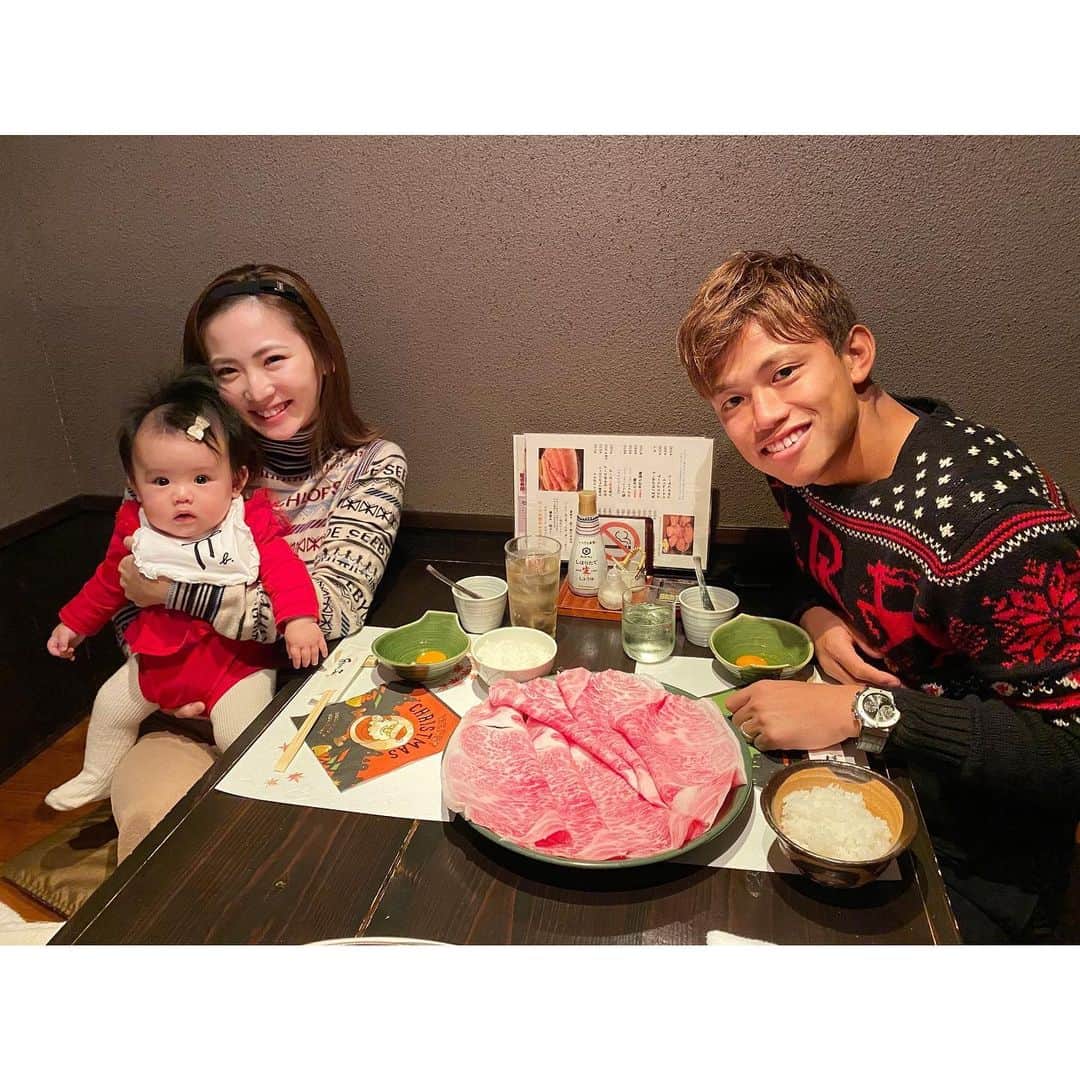 姫野れみのインスタグラム：「Merry Christmas🎄❤︎ 今日は家族でクリスマスを意識したコーデで ディナーに来ました 🍽♩♩ イブはお家でちょこっとクリスマスしたので また載せますね〜！！ ・ #merrychristmas #christmas #xmas #dinner #christmasdinner #baby #girl #babygirl #mamagirl #code #すき焼き #仙台牛 #クリスマス #クリスマスディナー #赤ちゃん #クリスマスコーデ #コーデ #ベビー #5ヶ月 #5ヶ月ベビー #女の子ベビー #女の子 #家族写真 #赤ちゃんのいる生活 #べびすたぐらむ」