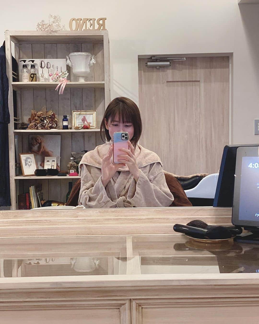 ゆきりぬさんのインスタグラム写真 - (ゆきりぬInstagram)「この間、普段のPC作業で疲れた頭をリフレッシュしに @rb___spa に行ってきましたー！！ 以前美容院でお世話になっていた @yuukaaa_ngo さんに担当していただいたよ。 入ると同時にメッセージカードとハーブティが机の上に置いてあってもう初っ端から癒されました。。 その後はリラックスできるローブとモフモフスリッパに着替えて早速マッサージ。 頭皮だけでなく、デコルテもオイルとホットストーンを駆使してマッサージしてもらって爆睡笑 めっちゃ気持ちよかった！ . . 実は私めちゃくちゃヘッドスパのお店を探してて、そんな時に @yuukaaa_ngo さんの投稿を見てこれだ！！！！と思って…笑 美容院のヘッドスパだとほかのお客さんがいてなかなか落ち着けなかったり、マッサージ屋さんだと設備がなくてドライだけしかなかったり。。 だから本当に見つけられてよかった〜！って思いました！！！ . . そして帰り際に昔のよしみということで @chronocharme のシャンプーとトリートメントを頂きました。  @rb___spa で使ってるオリジナルのものでめちゃくちゃ成分にこだわってるらしい😳 やってもらった時もトリートメントが髪の毛サラッサラになって個人的にすごいよかったです！ そしてちゃっかりヘアアレンジもしてもらいました笑 @yuukaaa_ngo さんはヘアメイクのお仕事もしてるのでヘアアレンジもとても上手なんです🥳 普通のヘッドスパ専門店とかだとヘッドスパ終わった後って髪の毛困っちゃうと思うんだけど、 @yuukaaa_ngo さんにかかればこんなに可愛くしてもらえちゃうので後に用事がある時でも大丈夫というこの神さ。また近いうちにリフレッシュしにいこ。 皆も今年の疲れは今年のうちにリフレッシュしてね！ . . 今日の私服は @randeboo_official のワンピースに @snidel_official のネックレスでした〜  #ヘッドスパ #マッサージ #ヘアアレンジ」12月25日 22時17分 - yukirin_u