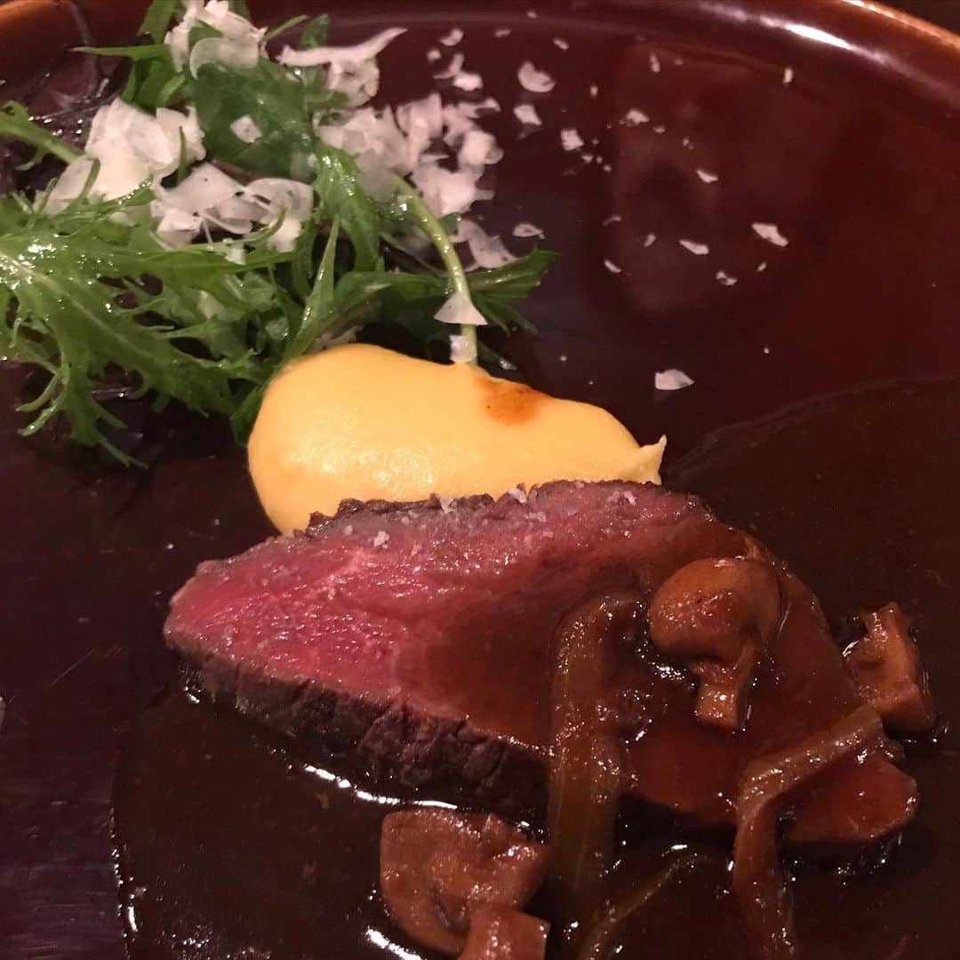 Maiko Shibataさんのインスタグラム写真 - (Maiko ShibataInstagram)「すっごく美味しくてコスパ良すぎてびっくり！  一品一品が小さめで、お魚出てきた時点で「これは足りないぞ…🙄」と思ったけどそこからの品数が凄かった  泡ぶくぶくの蟹、フォアグラ、鯛、穴子、お肉、トリュフ、牡蠣 美味しいお料理を少しずつたくさん食べれて幸せー♡  #セルサルサーレ#恵比寿#恵比寿グルメ#オシャレな店エスプーマやたら出てくる#東京遠征グルメ」12月25日 22時10分 - maikoshilog