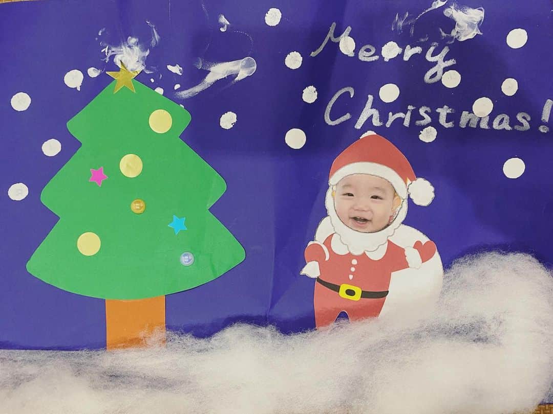 平山奈美のインスタグラム：「M E R R Y  C H R I S T M A S🎅🎄 .  保育園で初めて作ったもの。 母ちゃんと父ちゃんの宝物が増えました。 自分でシールとペイントペタペタしたみたい🐒 出来る事がどんどん増えていって楽しいね。お家ではできない事も保育園では出来たり、本当保育園に行き始めてからグンと成長した気がする。笑顔も増えてきて、母ちゃん嬉しいよ。初めてのクリスマス、おめでとう凪サンタ🎅 .  #ママ #男の子ママ #新米ママ  #赤ちゃんのいる暮らし #息子 #保育園 #工作 #クリスマス #サンタ #チビサンタ #初めてのクリスマス #男の子ベビー #手作り #10ヶ月ベビー #宝物 #育児日記」