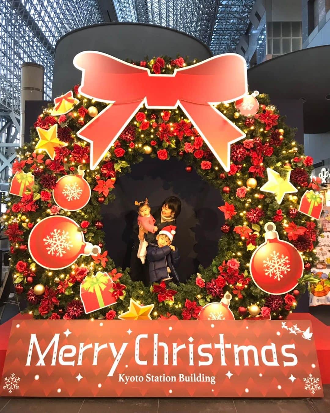 益田麻衣のインスタグラム：「我が家のメリークリスマス🎄  息子サンタと娘トナカイで街を歩き、すれ違う人達に笑顔を届けることができました。  #メリークリスマス #クリスマス #お出かけ #京都駅 #京都 #サンタ #トナカイ #メリークリスマス #充実した1日」