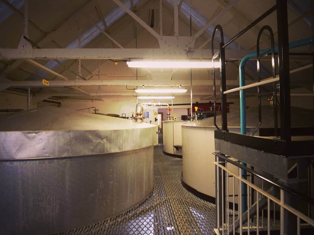 真壁伸弥さんのインスタグラム写真 - (真壁伸弥Instagram)「#glenfarclas  #whisky #distillery  #Makaway  日本では家族経営の小規模な蒸留所って説明されてるけど、実際立ち寄ると、規模は数字通り決して小さくないことがわかった。  大型スティルは年300万リットルの生産力。 納得。」12月25日 22時13分 - makaberian5