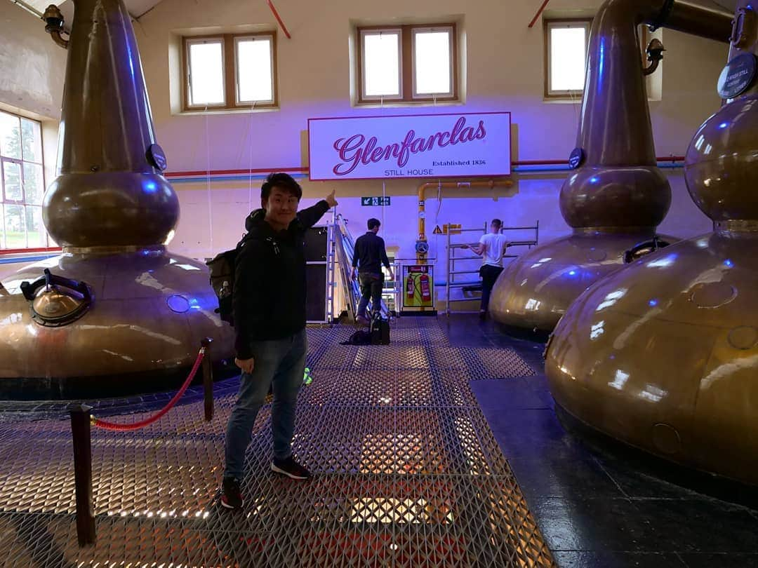 真壁伸弥さんのインスタグラム写真 - (真壁伸弥Instagram)「#glenfarclas  #whisky #distillery  #Makaway  日本では家族経営の小規模な蒸留所って説明されてるけど、実際立ち寄ると、規模は数字通り決して小さくないことがわかった。  大型スティルは年300万リットルの生産力。 納得。」12月25日 22時13分 - makaberian5