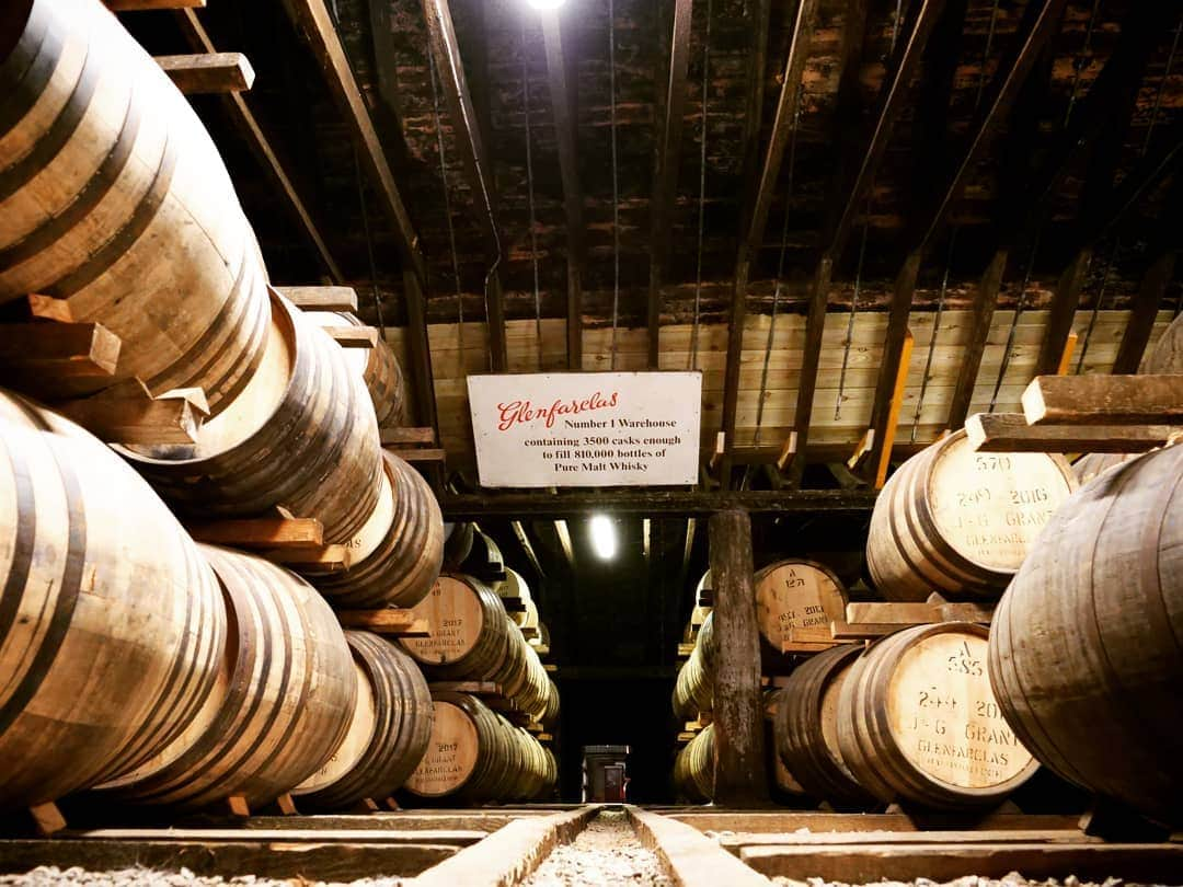 真壁伸弥さんのインスタグラム写真 - (真壁伸弥Instagram)「#glenfarclas  #whisky #distillery  #Makaway  日本では家族経営の小規模な蒸留所って説明されてるけど、実際立ち寄ると、規模は数字通り決して小さくないことがわかった。  大型スティルは年300万リットルの生産力。 納得。」12月25日 22時13分 - makaberian5