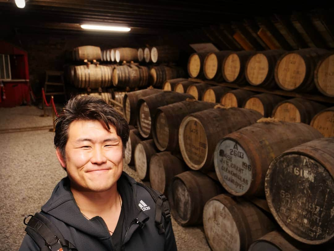 真壁伸弥さんのインスタグラム写真 - (真壁伸弥Instagram)「#glenfarclas  #whisky #distillery  #Makaway  日本では家族経営の小規模な蒸留所って説明されてるけど、実際立ち寄ると、規模は数字通り決して小さくないことがわかった。  大型スティルは年300万リットルの生産力。 納得。」12月25日 22時13分 - makaberian5