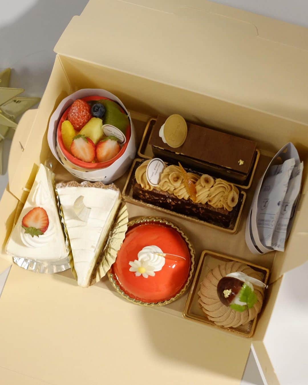 Keikooooooさんのインスタグラム写真 - (KeikooooooInstagram)「ケーキは、最近ハマってる岡山総社にある #シエルブルー　さんで🍰 イートインも出来るから、 自宅からは少し遠いけどドライブがてらに！ 本当にここのケーキどれも美味しい‼︎ この中に無いけど、レーズンのケーキがオススメです。 ケーキに合うノンアルコールシャンパンが売ってあったので、買ってみたけど、これも美味しかったなー。 これは、常備決定🍾🥂 #それにしても買いすぎ。🙄 @patisserie_cielbleu #cielbleu」12月25日 22時13分 - keity1011