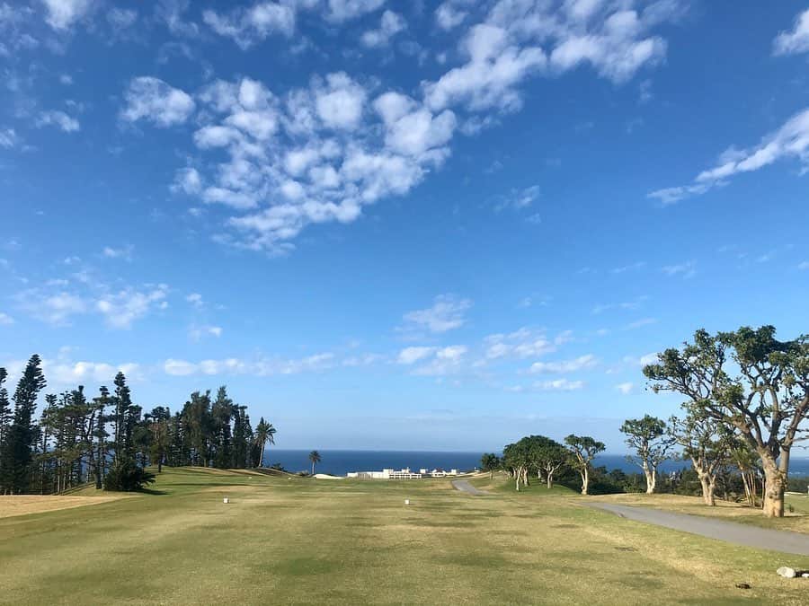 青木茉里奈さんのインスタグラム写真 - (青木茉里奈Instagram)「🛫⛳️ Okinawa🏝🍹 夏に戻ったような気温で、絶好のゴルフ日和でした(≧∀≦)✨ In PGMゴルフリゾート沖縄 明日のコースは、10年前くらいの試合の時振り🙌🏻楽しみ🧡 ・ ・ ・ #golf #okinawa」12月25日 22時15分 - marinaaoki28