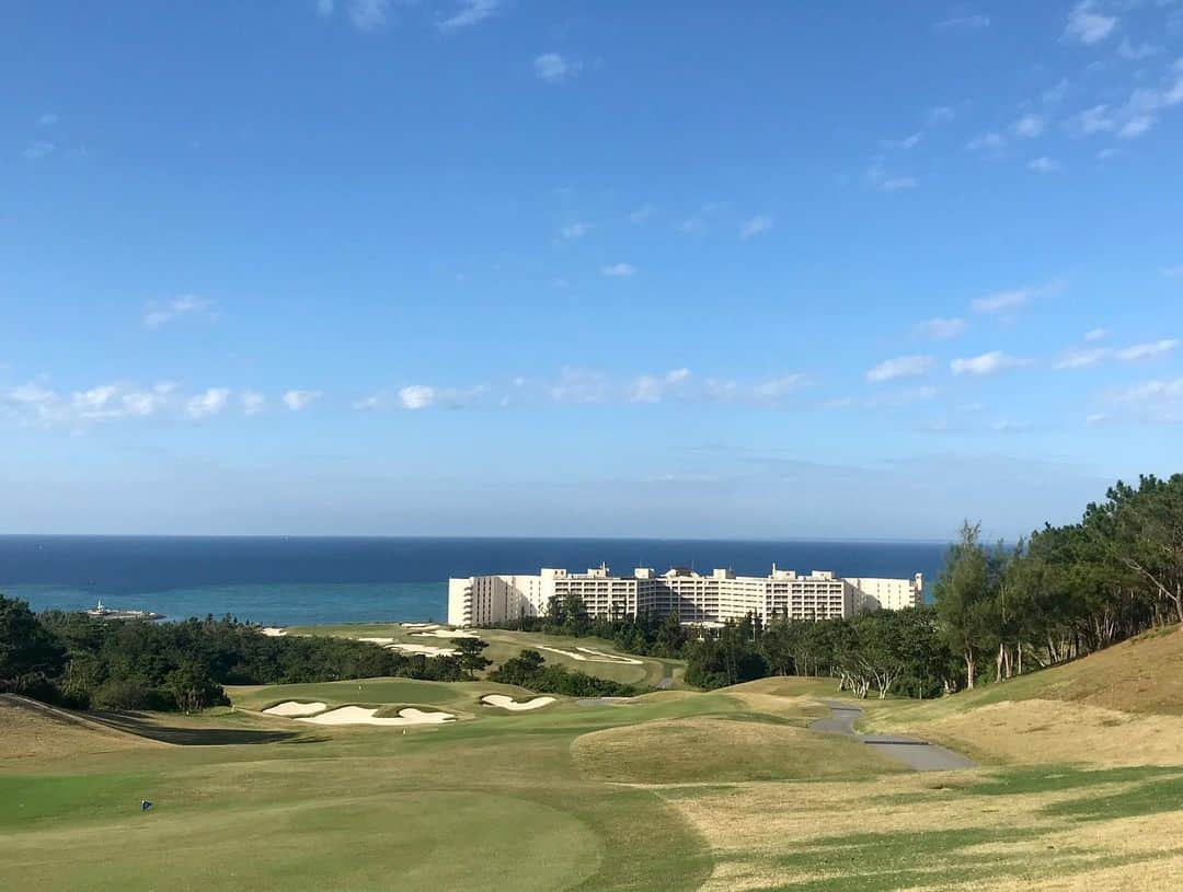 青木茉里奈さんのインスタグラム写真 - (青木茉里奈Instagram)「🛫⛳️ Okinawa🏝🍹 夏に戻ったような気温で、絶好のゴルフ日和でした(≧∀≦)✨ In PGMゴルフリゾート沖縄 明日のコースは、10年前くらいの試合の時振り🙌🏻楽しみ🧡 ・ ・ ・ #golf #okinawa」12月25日 22時15分 - marinaaoki28