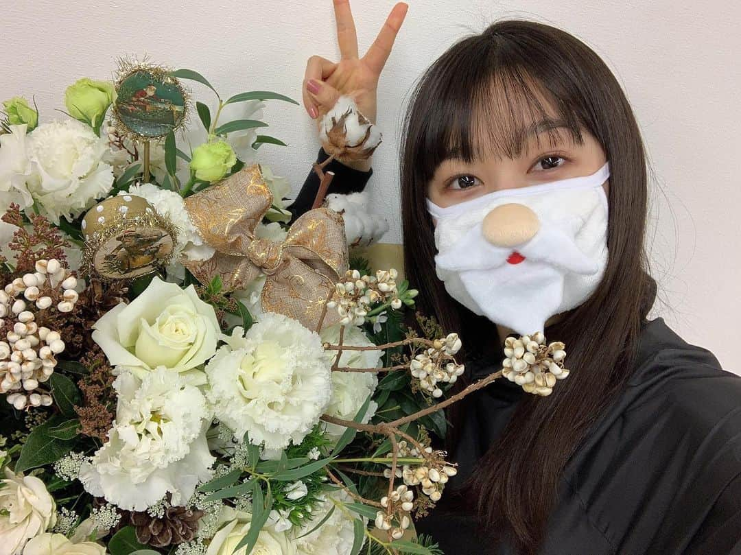 桜井日奈子さんのインスタグラム写真 - (桜井日奈子Instagram)「プレゼントいただきました🎁  凄く綺麗なお花💐 と、付けるだけでサンタさんになれるマスク🎅  ハッピーメリークリスマス🎄  #LINELIVE見てくださったみなさんありがとうございます #ゆる配信 #ゆるゆる #ゆるくなかった試しがない #それでも見捨てずにいてくれて感謝します」12月25日 22時15分 - sakurai.hinako_official