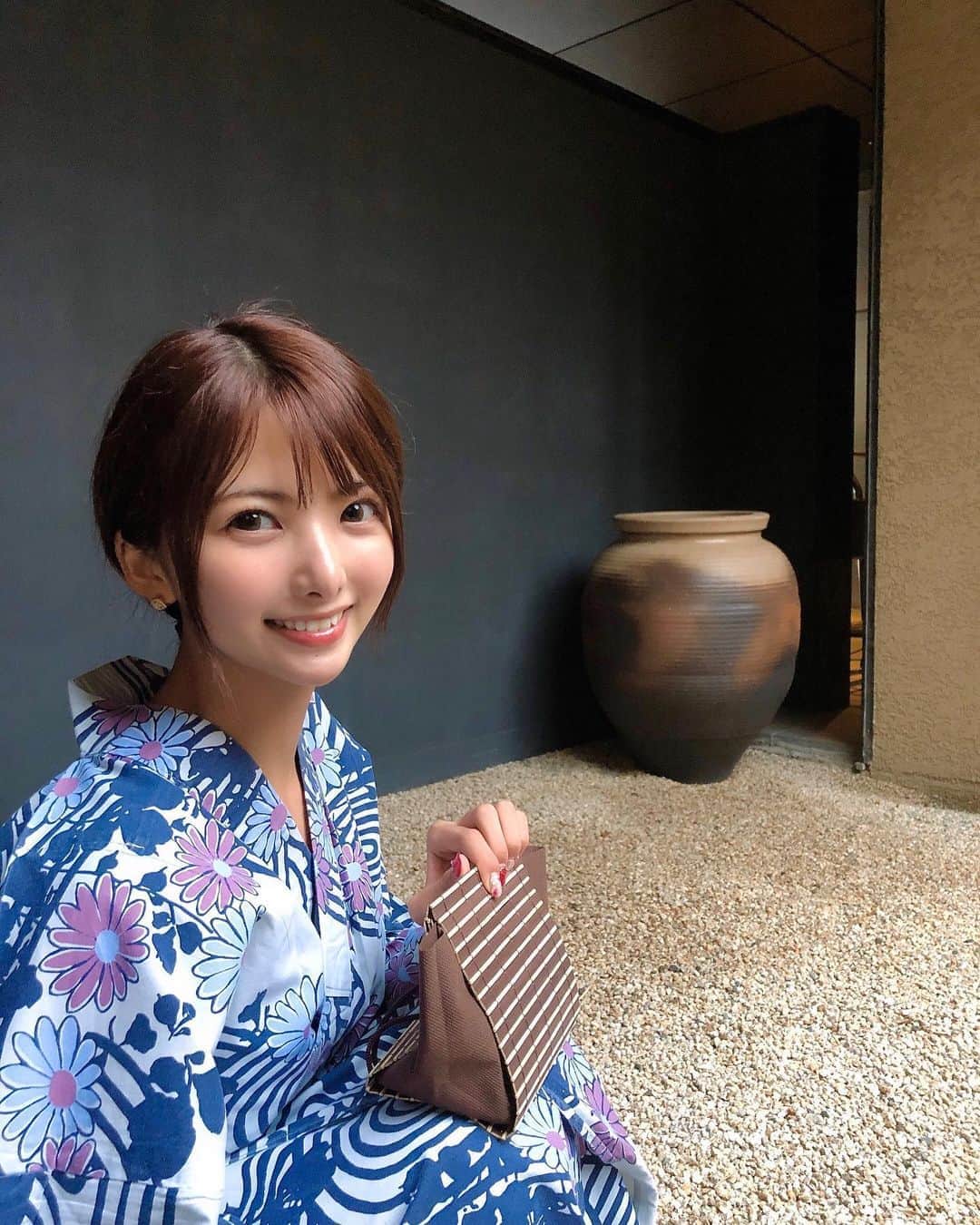 岡田栞奈のインスタグラム：「熱海旅行編終わり💓 いっぱい撮ってもらった😚✨ また行きたいな〜♨️ #温泉旅行　#熱海　#温泉 #熱海ふふ　#旅行記」