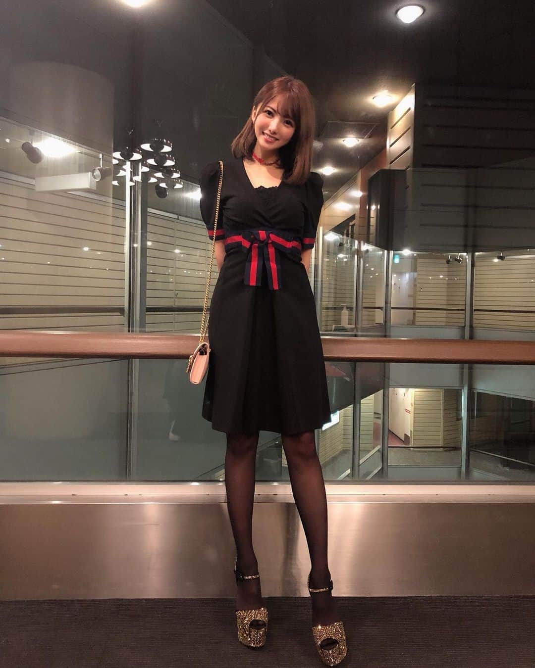岡田栞奈のインスタグラム：「Merry Christmas🎄💓 クリスマスデートコーデ❤️ 夜ご飯は鉄板焼き だったよ(*´﹃｀*) 御馳走様でしたっっっ ヒール高すぎてこけそうだった🤣 #新宿　#瀬里奈　#鉄板焼き #クリスマスデート　#クリスマス #夜景 #merrychristmas #family #love #gucci #giuseppezanotti #dior #dolceandgabbana #codenate」