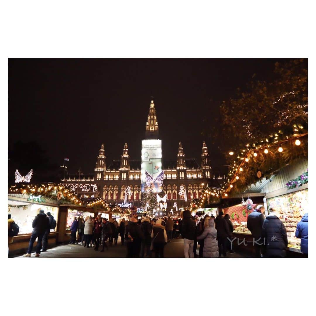 二見夕貴さんのインスタグラム写真 - (二見夕貴Instagram)「. 🎄 Weiner Christkindlmarkt . . Disneylandじゃないよっ ここ、市庁舎広場なんだぜ…🥺💕 . . そういえば博多のXmas marketは わたしが知ってる日本のXmas marketの中で断トツで クオリティ高かったんだけど、 市役所の前でもやってた💡 日本だとガヤガヤしちゃいけないイメージあったけど さすが、そこも本場に合わせてたんだな✨ . #merrychristmas #christmasmarket #christkindlmarkt #weihnachtsmarkt #wienerchristkindlmarkt #rathausplatz #wien #cameragirl #EOSkissM #travelgirl #ilovetravel #iloveeurope #メリークリスマス #クリスマスマーケット #市庁舎 #ウィーン #オーストリア #ドイツ語 #カメラ女子 #海外一人旅 #女子旅 #旅好き」12月25日 22時19分 - yyyuki___