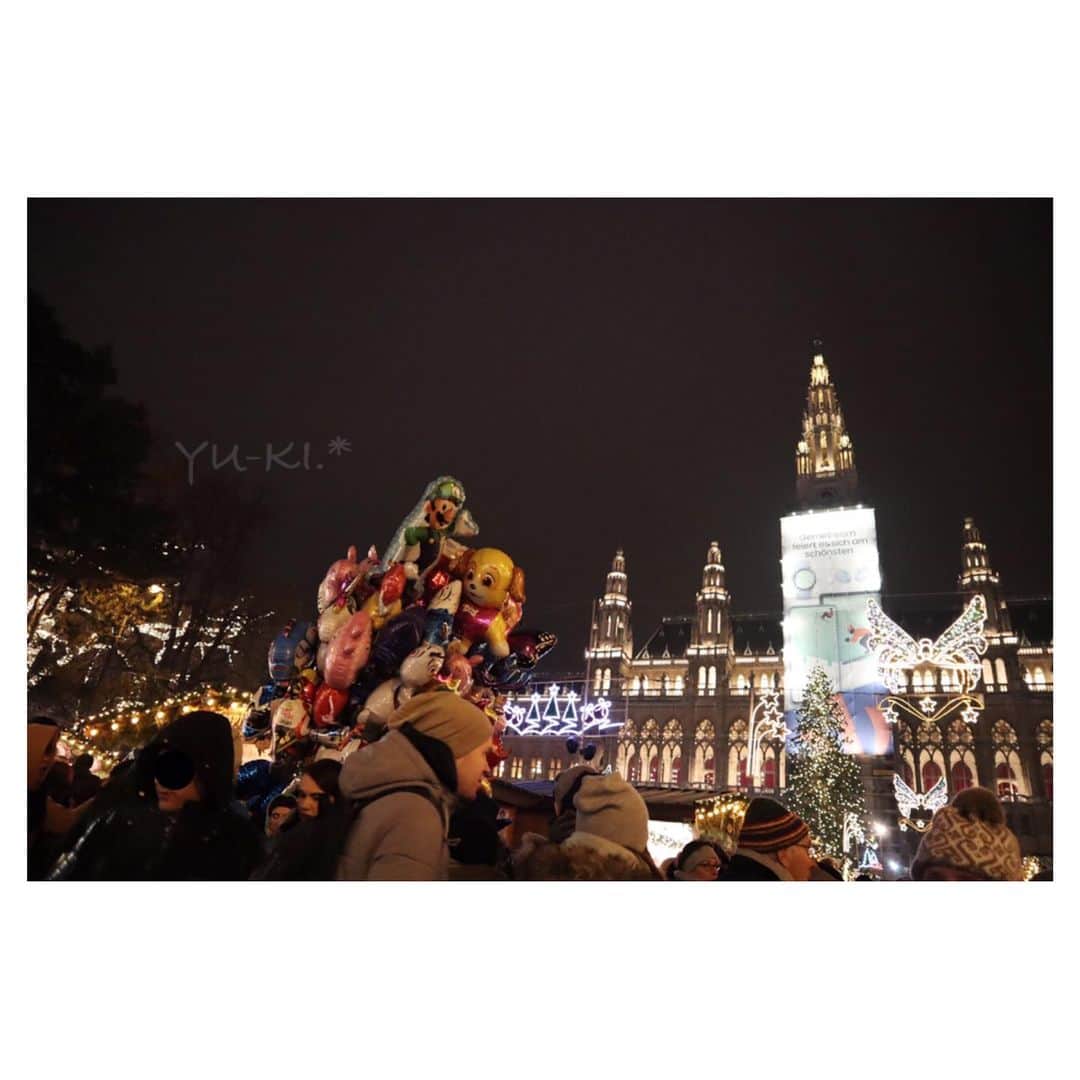 二見夕貴さんのインスタグラム写真 - (二見夕貴Instagram)「. 🎄 Weiner Christkindlmarkt . . Disneylandじゃないよっ ここ、市庁舎広場なんだぜ…🥺💕 . . そういえば博多のXmas marketは わたしが知ってる日本のXmas marketの中で断トツで クオリティ高かったんだけど、 市役所の前でもやってた💡 日本だとガヤガヤしちゃいけないイメージあったけど さすが、そこも本場に合わせてたんだな✨ . #merrychristmas #christmasmarket #christkindlmarkt #weihnachtsmarkt #wienerchristkindlmarkt #rathausplatz #wien #cameragirl #EOSkissM #travelgirl #ilovetravel #iloveeurope #メリークリスマス #クリスマスマーケット #市庁舎 #ウィーン #オーストリア #ドイツ語 #カメラ女子 #海外一人旅 #女子旅 #旅好き」12月25日 22時19分 - yyyuki___
