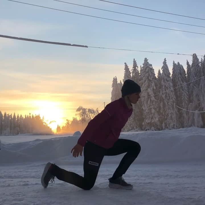 マーレン・ルンビのインスタグラム：「Thanks for the #fitnesschallenge 2.0 @joergengraabak, I think I made it 3.0. Both hands and both legs. Can you do this @ahegerberg, @kamilstochofficial and @johaugtherese? 😉 Merry Christmas🎅🏼」