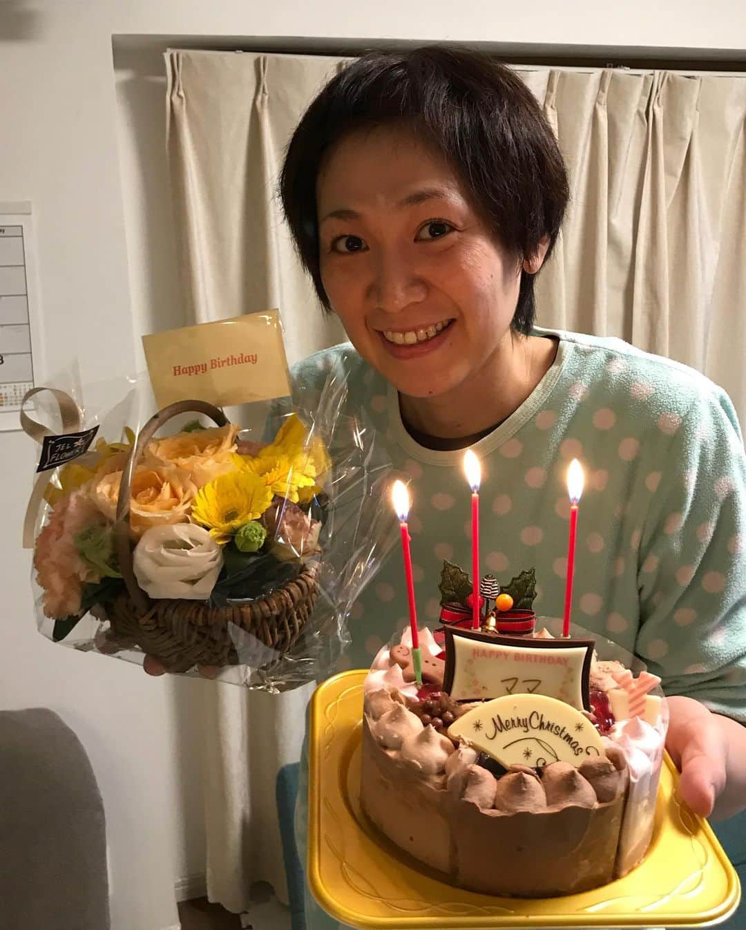 高橋みゆきさんのインスタグラム写真 - (高橋みゆきInstagram)「誕生日お祝いしてもらったよ🎂🤶💕 #誕生日 #クリスマス #お花💐嬉し #クラ吉固まる #チビサンタ🤶 #前髪とめたらデコが😅」12月25日 22時21分 - shin_miyukichi