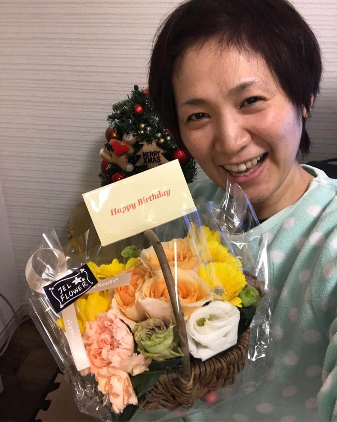 高橋みゆきのインスタグラム：「誕生日お祝いしてもらったよ🎂🤶💕 #誕生日 #クリスマス #お花💐嬉し #クラ吉固まる #チビサンタ🤶 #前髪とめたらデコが😅」