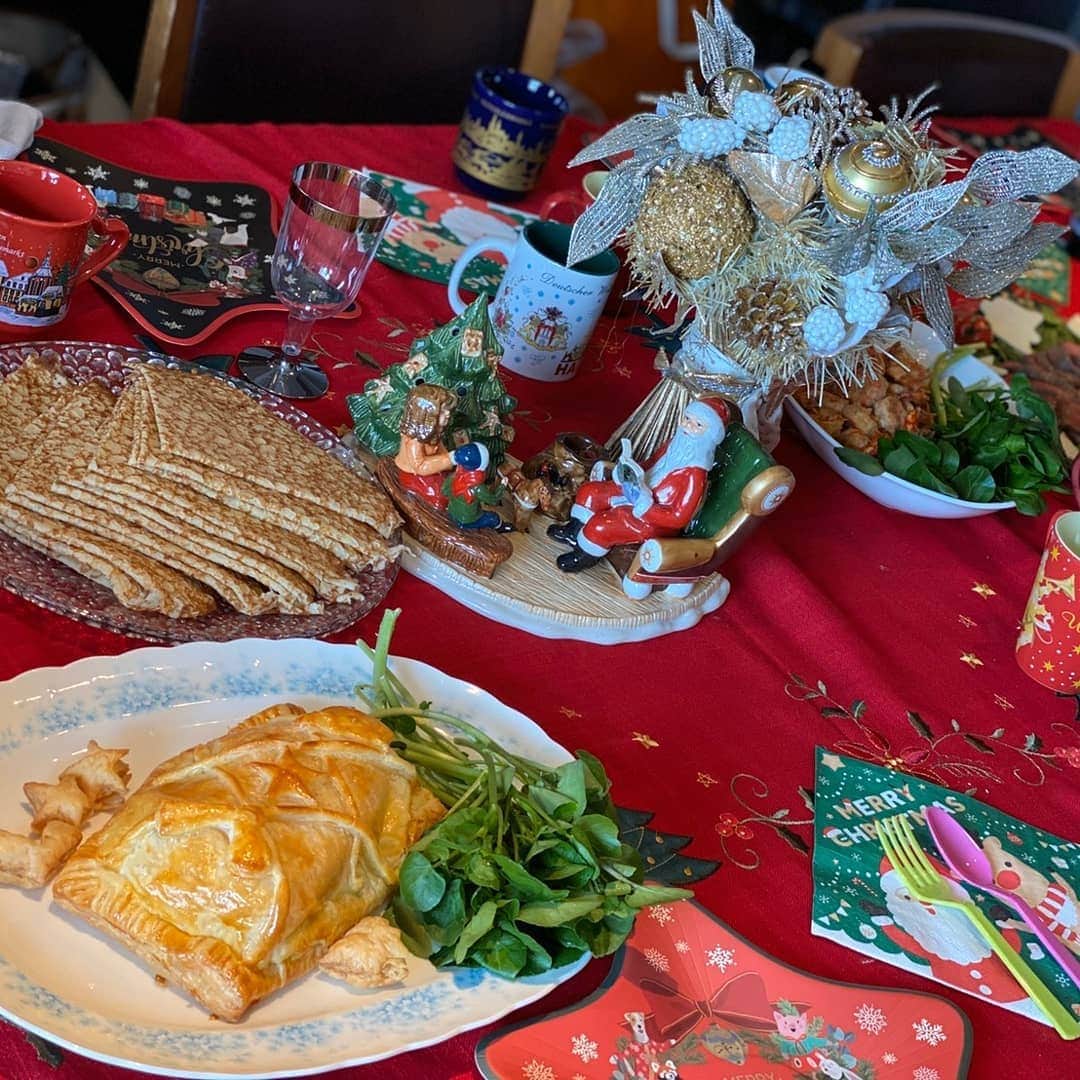 汾陽麻衣さんのインスタグラム写真 - (汾陽麻衣Instagram)「Merry Christmas✨🎄✨ 昨夜は幼稚園のお友達とクリスマスパーティーでした😊 可愛いちびサンタが大集合🎅  大人もお友達ママの絶品料理とワインで幸せなひとときでした✨ 鮭のパイ包み焼きのレシピ教えて貰わなきゃ！  #クリスマスパーティー #クリスマス手料理  #ホームパーティー」12月25日 22時22分 - mai_kawaminami