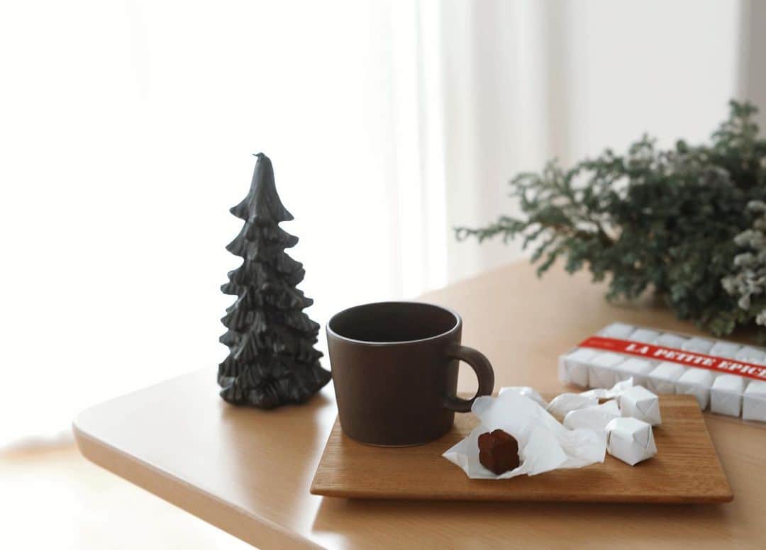 Rihoのインスタグラム：「東のサンタさんから ステキなプレゼントが  black treeのcandleと おいしいchocolate  Merci Chie＊」