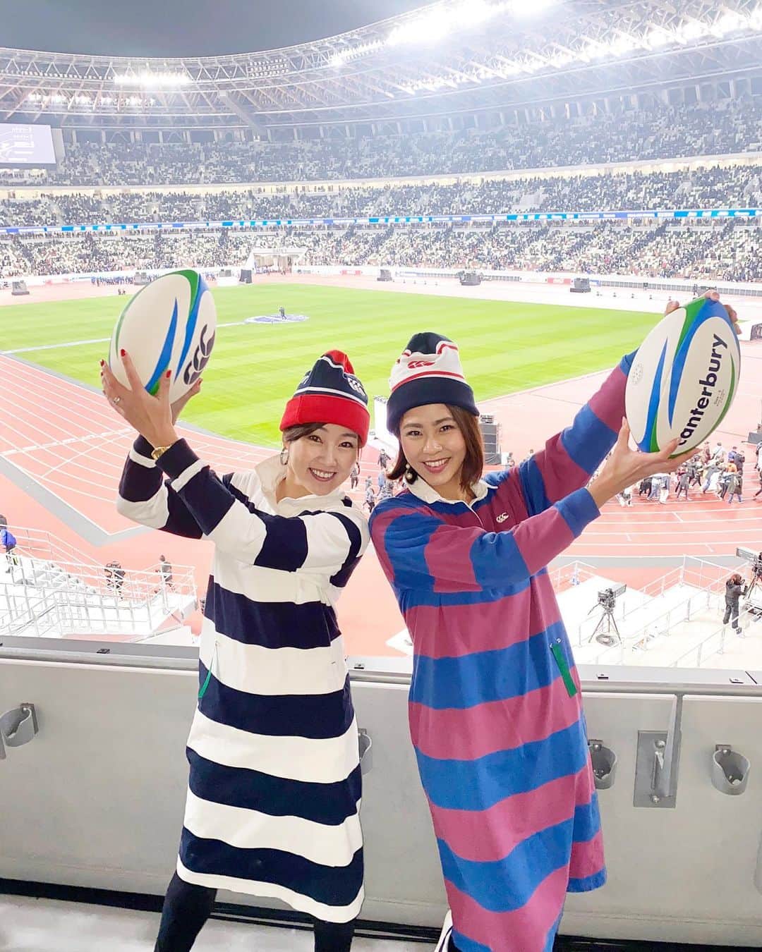 のインスタグラム：「国立競技場のオープニングイベントのパレードでは衣装指定が「スポーツコンシャス」だったので、2019年を振り返りラグビーコーデにしました！😆 . ヤクルトスワローズも考えたのですが、他の団体で全員でスワローズユニ着ている方たちがいたので、被らなくてよかったです！ . 最初、本当はラグビー日本代表ジャージ&ヘッドギアにしようかと思ったのだけど、それはやり過ぎだろ！と言うことで可愛くラガーファッションにしました！🤣 . ラガーファッションといえば、カンタベリー @canterbury_japan 🏉ちょうど愛ちゃんとお揃いで持っていたラガーワンピにニット帽をお揃いで買い、双子リンクコーデに！そしてカンタベリー様からラグビーボールをご提供いただきました！ありがとうございます😆 . とっても楽しむことができました！この衣装のままドリカム&嵐のコンサートに大興奮し踊り、そしてサプライズのゆずに感動して泣き、本当に良い時間でした。 . ご近所の繋がり、そしてカンタベリー様ありがとうございました！☺️ . #国立競技場 #国立競技場オープニングイベント #カンタベリー #Canterbury #ラガーファッション #ラガーコーデ #ラグビー #rugby #スポーツコンシャス #坂元ラグビー観戦 #お祭りコンビ」