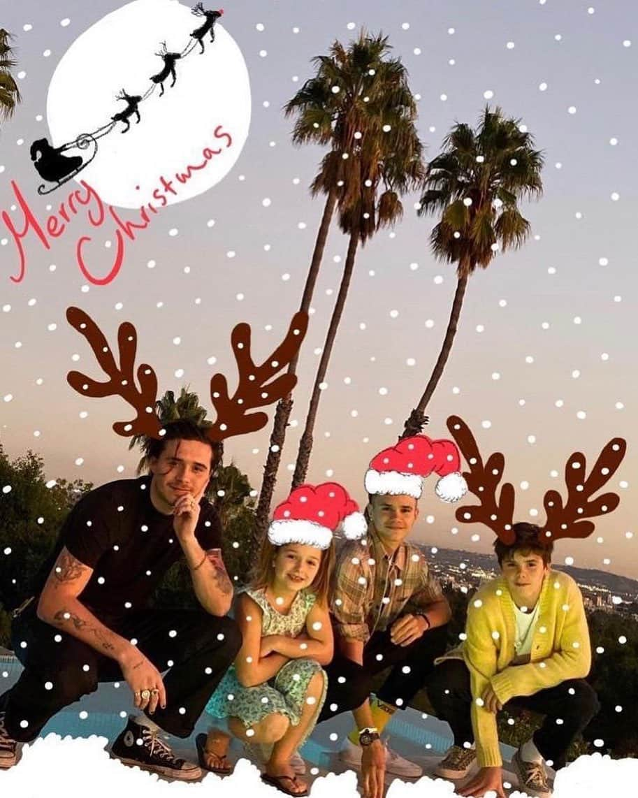 デビッド・ベッカムさんのインスタグラム写真 - (デビッド・ベッカムInstagram)「Merry Christmas from our babies 🎅🏼♥️♥️♥️♥️ @brooklynbeckham @romeobeckham @cruzbeckham @victoriabeckham #HarperSeven 💜 design by Daddy」12月25日 22時25分 - davidbeckham