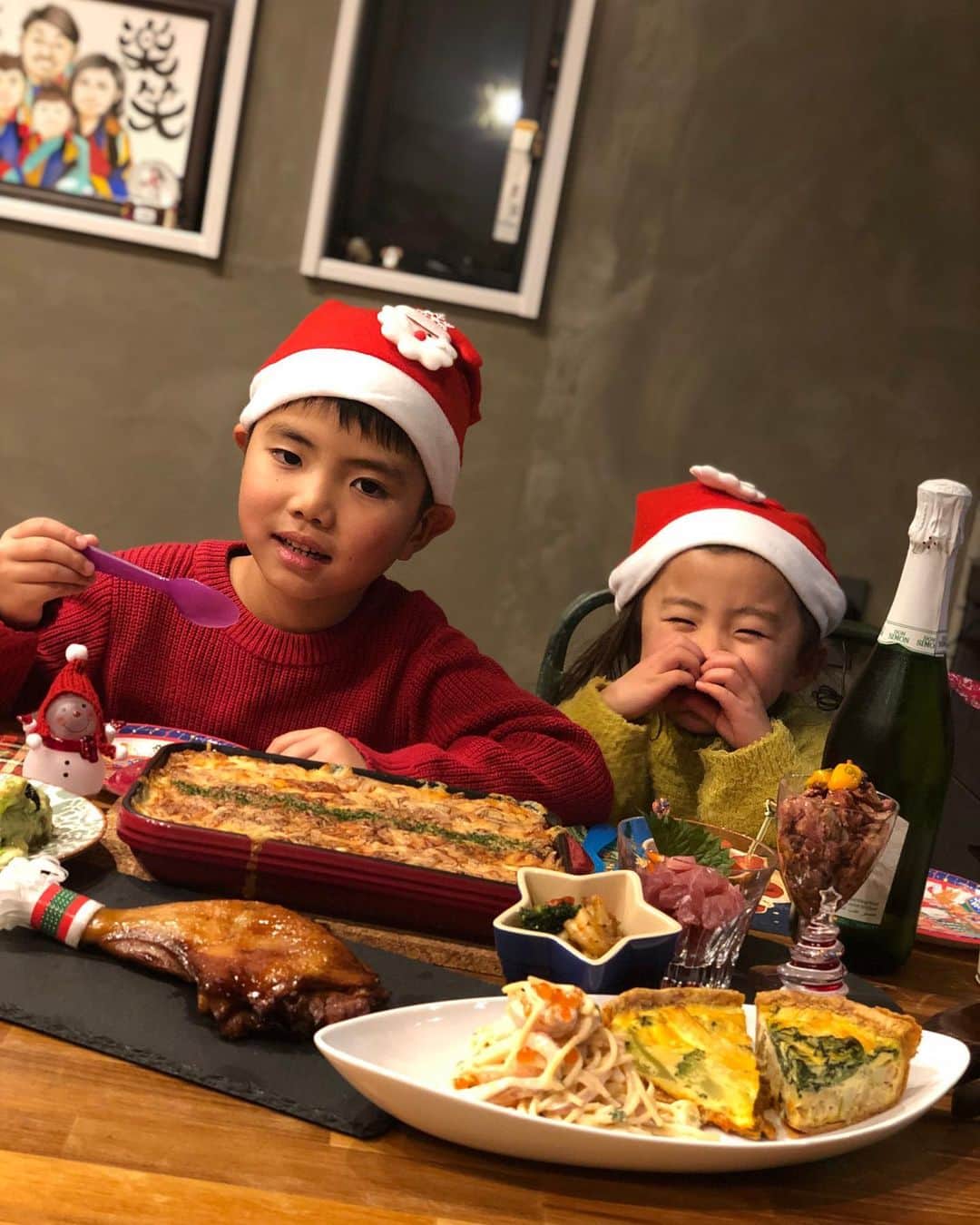 大西宏明のインスタグラム：「今年も家族でいいX,masを過ごせました🎄☃️🍗✨✨✨✨✨✨✨ #家族で過ごす #クリスマス ✨✨ #メリークリスマス #myfamily  #xmas  #素敵な時間 #サンタ帽 #息子 #6歳 #娘 #4歳 #奥様 #36歳 www #笑ぎゅう #年内 #残り3日 #ラストスパート 🍖🍖🍖🍖🍖 #smile #ほなっ！！」